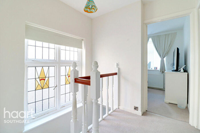 3 Bedroom Semi-Detached House For Sale In Shamrock Way, London, N14