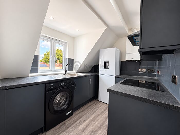3 Bedroom Flat To Rent In Flat, Clouds Hill Road, Bristol, Bristol, BS5