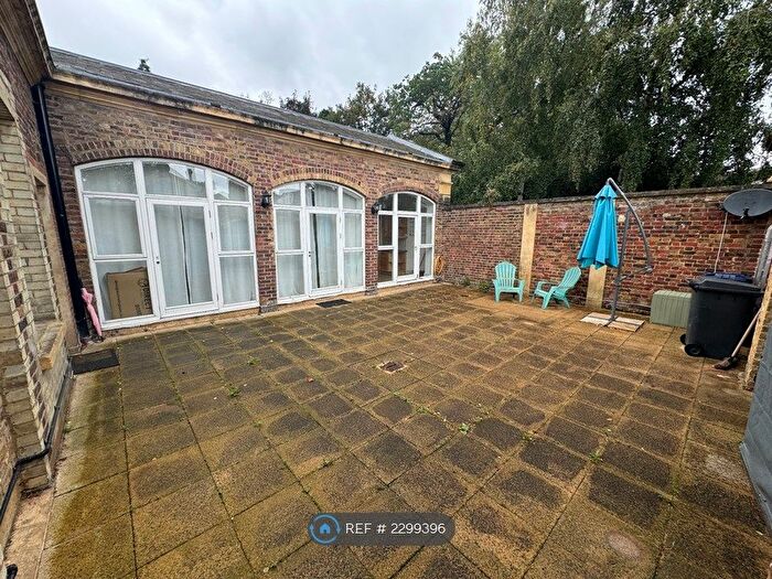 2 Bedroom Semi-Detached House To Rent In Royal Drive, London, N11