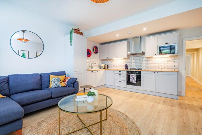 2 Bedroom Ground Maisonette For Sale In Station Road, Liss, Hampshire, GU33