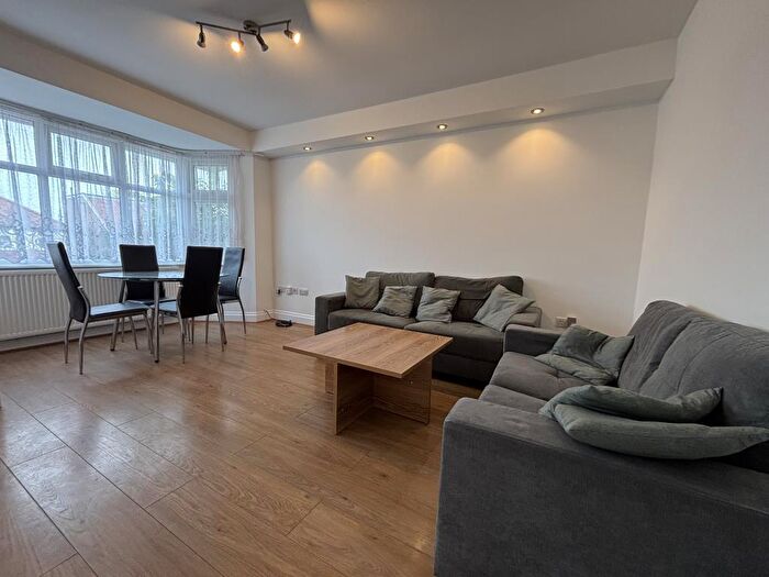 2 Bedroom Flat To Rent In Pennine Drive, London, NW2