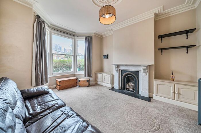 2 Bedroom Flat For Sale In Ravenslea Road, Balham, SW12