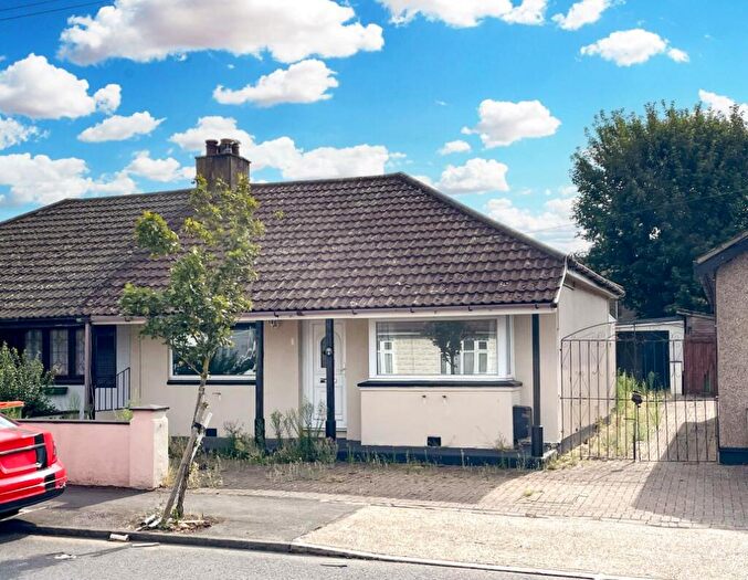 3 Bedroom Semi-Detached Bungalow For Sale In Betterton Road, Rainham, RM13