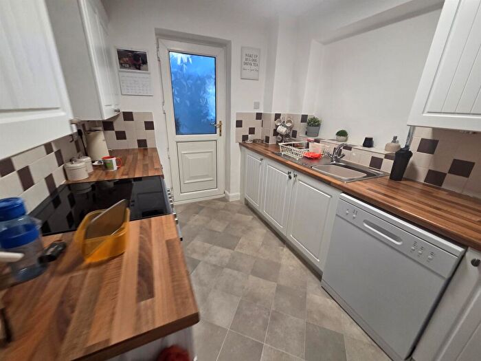 5 Bedroom Semi Detached House For Sale In Cooper Close, Nottingham, NG6