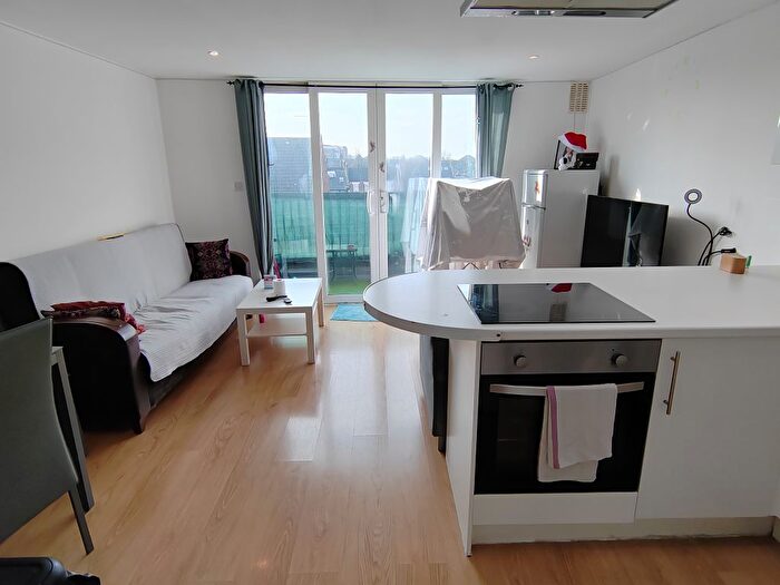 2 Bedroom Flat To Rent In High Road, Willesden, London, NW10