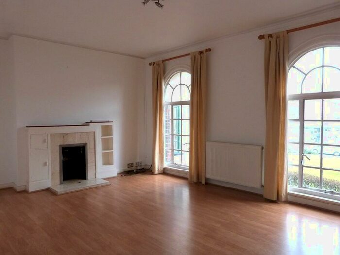 3 Bedroom Flat To Rent In The Pantiles, Finchley Road, London, NW11