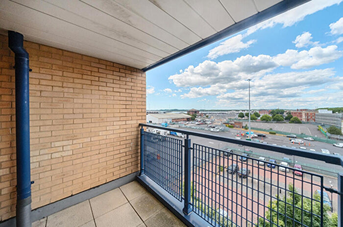2 Bedroom Flat For Sale In Canute Road, Southampton, Hampshire, SO14