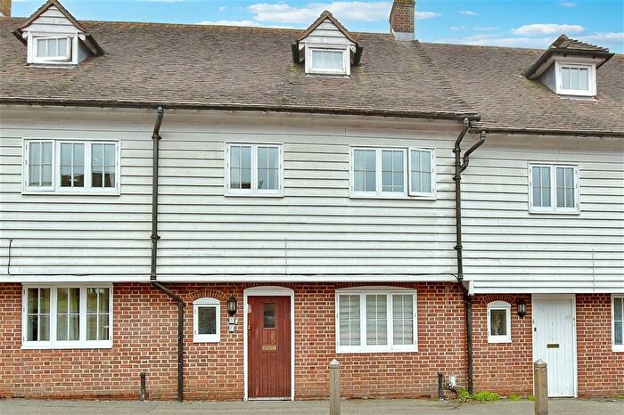 1 Bedroom Maisonette For Sale In Crown Road, Sittingbourne, Kent, ME10