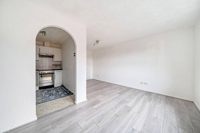 2 Bedroom Flat For Sale In Shaftesbury Gardens, North Acton, London, NW10