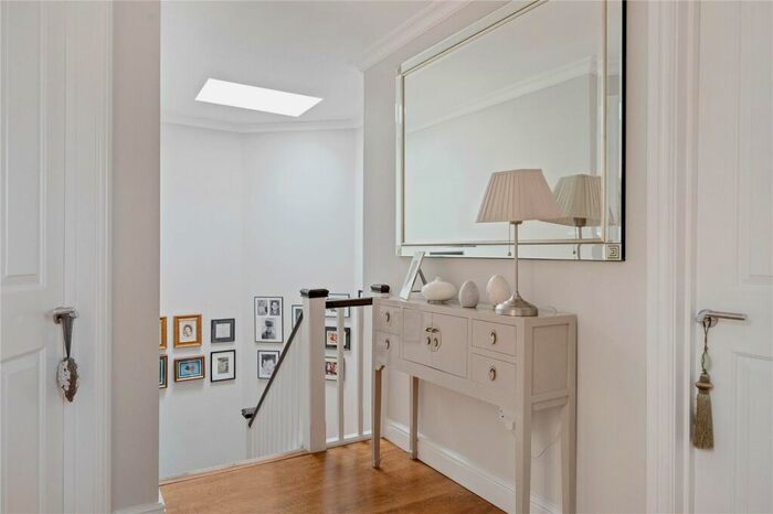 3 Bedroom End Of Terrace House For Sale In Buckingham Mews, London, N1