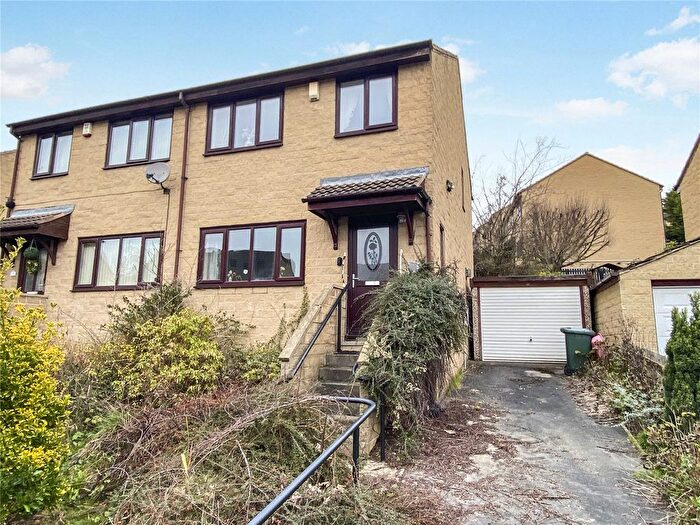 3 Bedroom Semi Detached House For Sale In Becks Court, Earlsheaton, Dewsbury, WF12