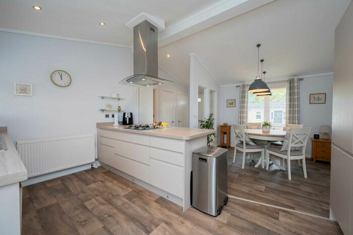 2 Bedroom Mobile/park Home For Sale In Oaklands Park, Brooks Green, RH13