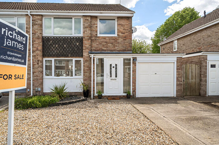 3 Bedroom Semi-Detached House For Sale In Farrfield, Stratton St Margaret, Swindon, SN2