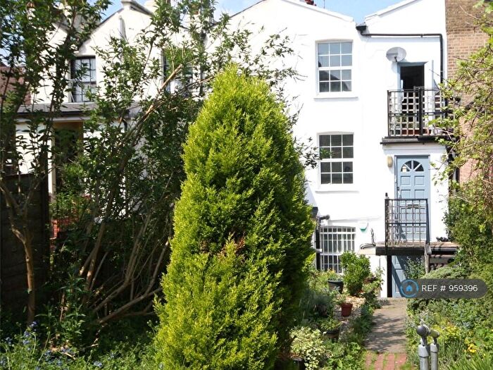2 Bedroom Maisonette To Rent In High Street, Dorking, RH4