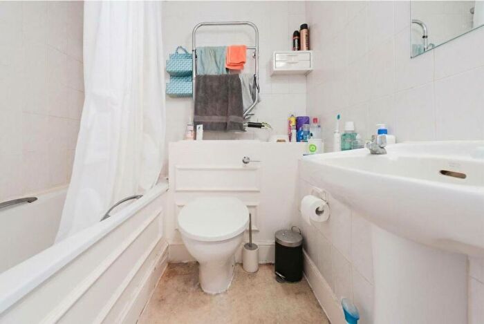 2 Bedroom Flat To Rent In Chelsea Cloisters, Sloane Avenue, London, SW3