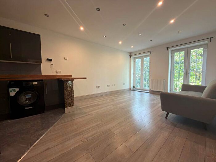 1 Bedroom Flat To Rent In Ford Grove, Winchmore Hill, N21