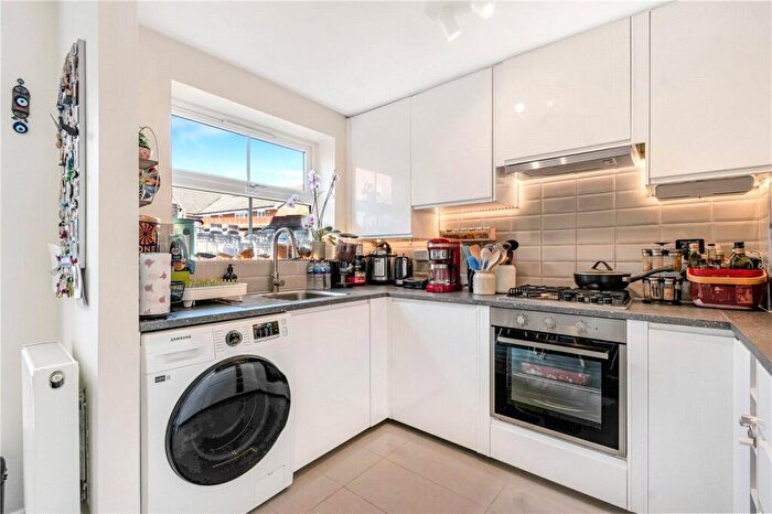 3 Bedroom End Of Terrace House To Rent In Abbotswood Road, East Dulwich, London, SE22