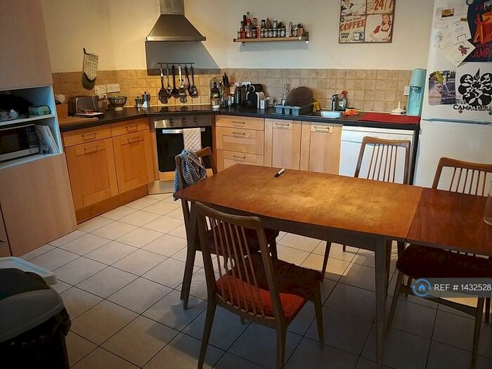 3 Bedroom Flat To Rent In The Vale, London, NW11