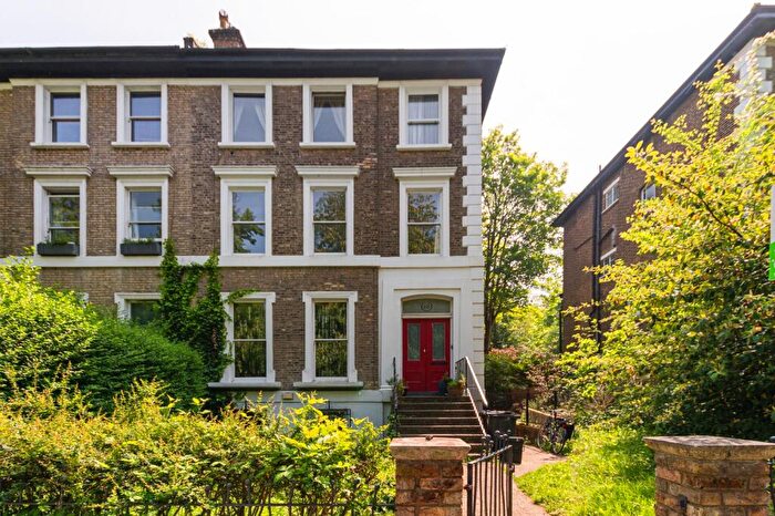 2 Bedroom Apartment For Sale In Thicket Road, London, SE20