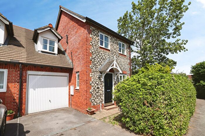 3 Bedroom Link Detached House For Sale In Dawbeney Drive, Amesbury, Salisbury, SP4