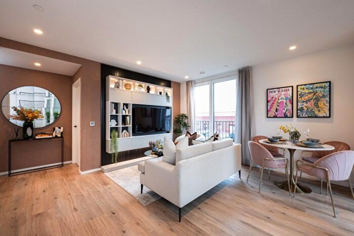 2 Bedroom Apartment For Sale In Heron Wharf, Leven Road, London, E14