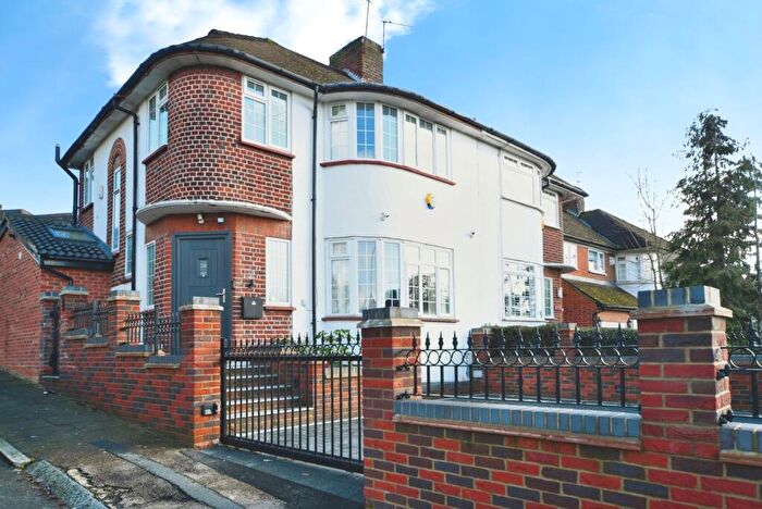 3 Bedroom Semi Detached House For Sale In Hampden Way, London, N14
