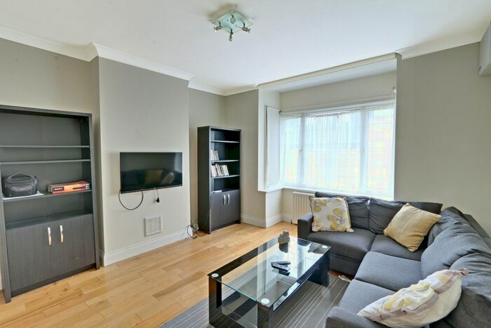 2 Bedroom Maisonette To Rent In The Orchard, Oakwood, N14