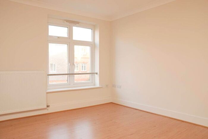 2 Bedroom Flat To Rent In York Road, Woking, GU22