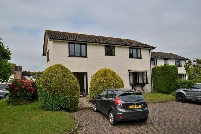 2 Bedroom Flat To Rent In Rothbury Park, New Milton, Hampshire., BH25