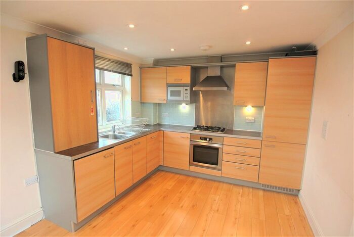 1 Bedroom Flat To Rent In Weylands Court, Addlestone, KT15