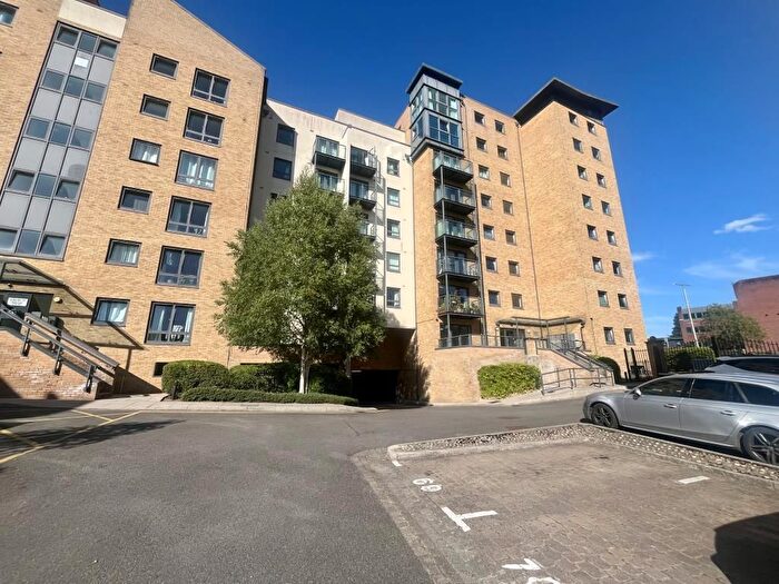 2 Bedroom Flat To Rent In Victoria Way, Woking, GU21