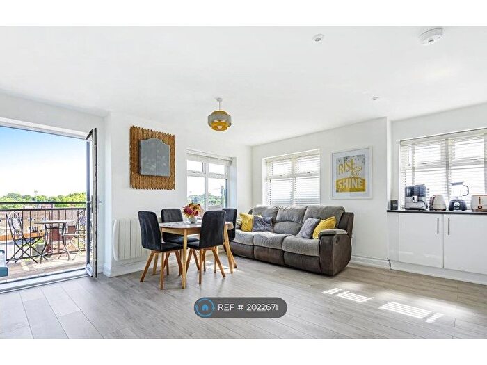 2 Bedroom Flat To Rent In Sherpa House, Hemel Hempstead, HP2