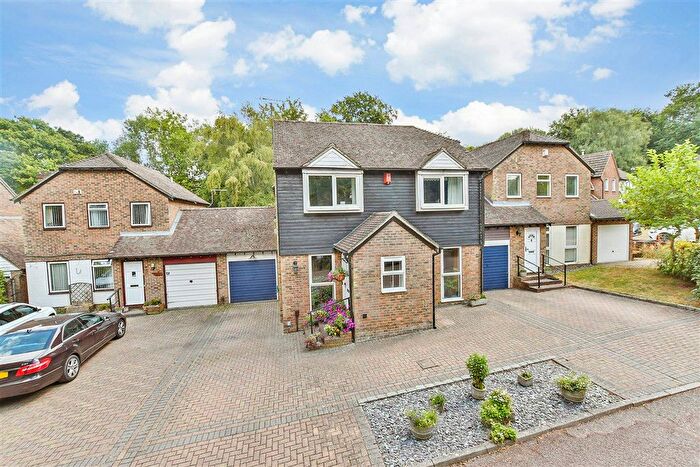5 Bedroom Detached House For Sale In Sadlers Close, Walderslade, Chatham, Kent, ME5