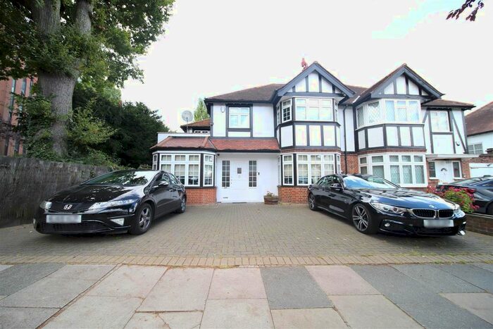 5 Bedroom Semi-Detached House To Rent In Wynchgate, London, N14
