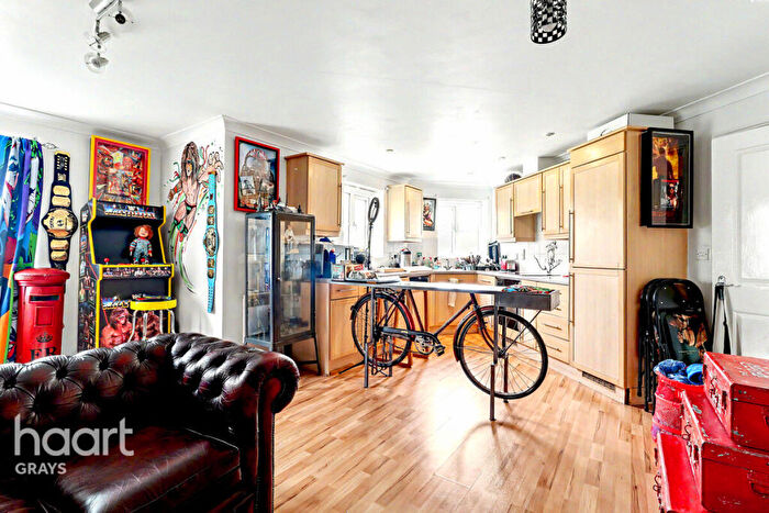 2 Bedroom Flat To Rent In Ambleside, Purfleet, RM19