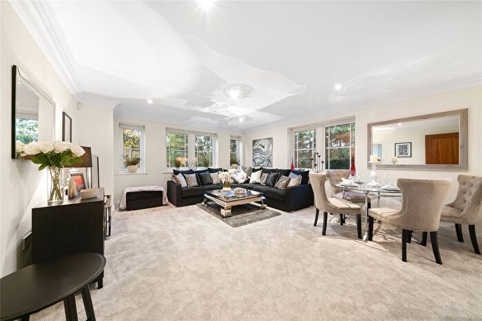 2 Bedroom Flat To Rent In Portsmouth Road, Esher, Surrey, KT10