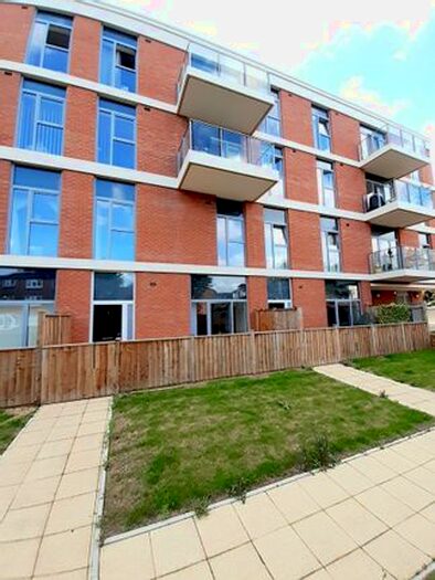 2 Bedroom Flat To Rent In Finsbay Court, The Oaks, Acton, W3