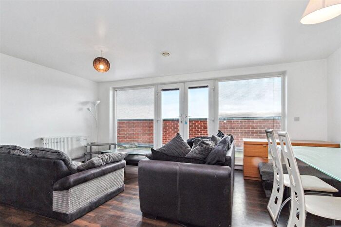 3 Bedroom Flat To Rent In Tooting High Street, Tooting, Tooting, SW17