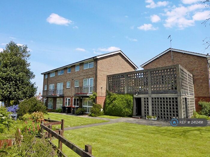 3 Bedroom Maisonette To Rent In Primrose Court, Dunstable, LU6