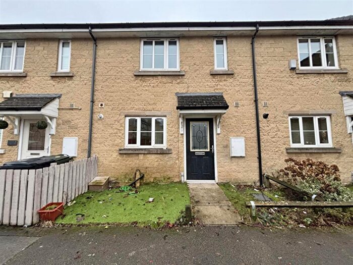 3 Bedroom Town House For Sale In Upper Kipping Close, Thornton, Bradford, BD13