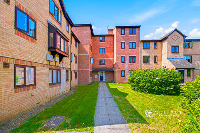 2 Bedroom Flat For Sale In Waterville Drive, Vange, Basildon, SS16