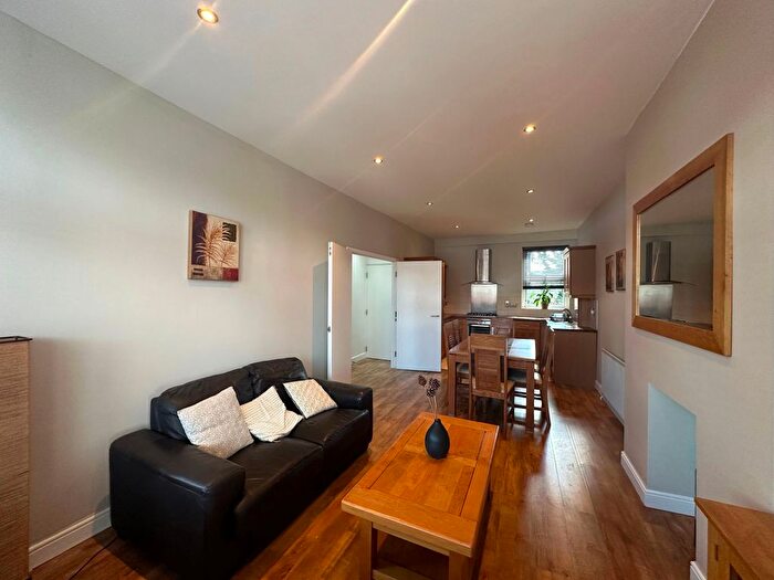 2 Bedroom Flat To Rent In Chatsworth Gardens, London, W3