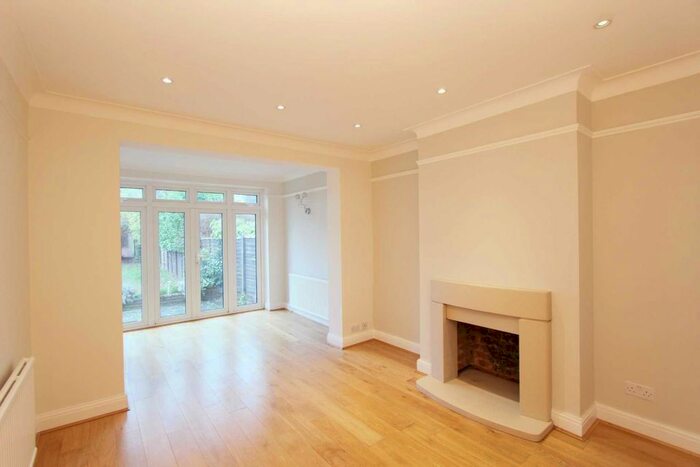 4 Bedroom Semi-Detached House To Rent In Vale Road, Worcester Park KT4