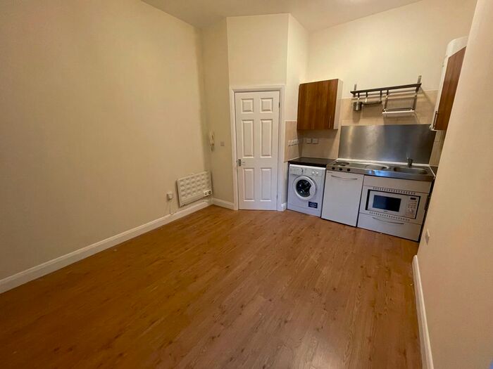 Studio To Rent In High Street, London N8