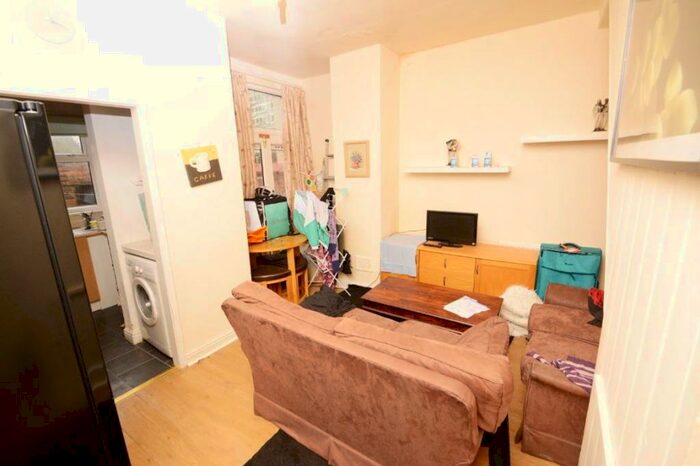 4 Bedroom House To Rent In Kathleen Grove, Manchester, M14