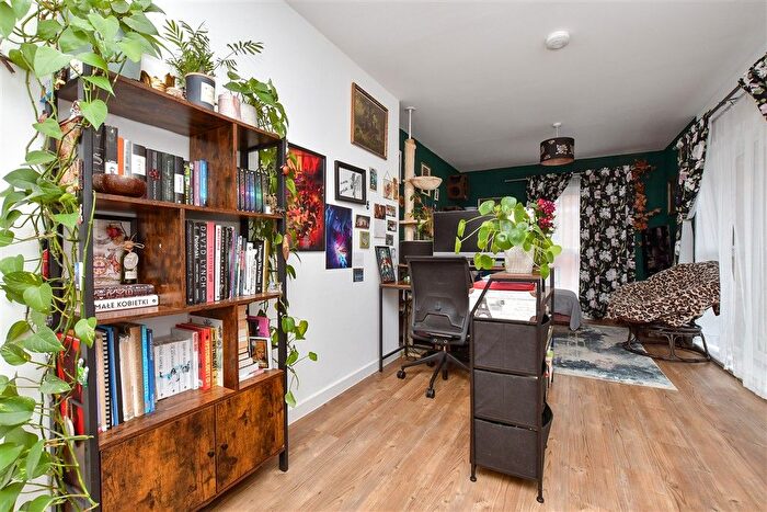 1 Bedroom Flat For Sale In Rayon Close, Wallington, Surrey, SM6