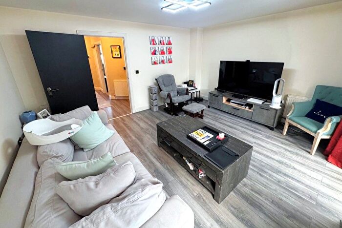 4 Bedroom Terraced House To Rent In Addlestone, Surrey, KT15