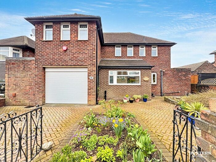 4 Bedroom Detached House For Sale In Pennine Road, Dewsbury, WF12