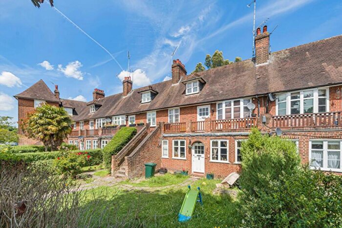 2 Bedroom Flat For Sale In Addison Way, Hampstead Garden Suburb, NW11