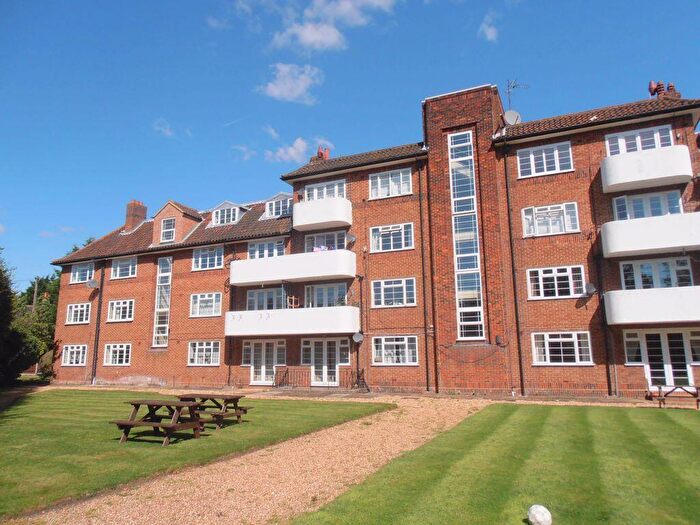 2 Bedroom Flat For Sale In Eastway, Epsom, KT19